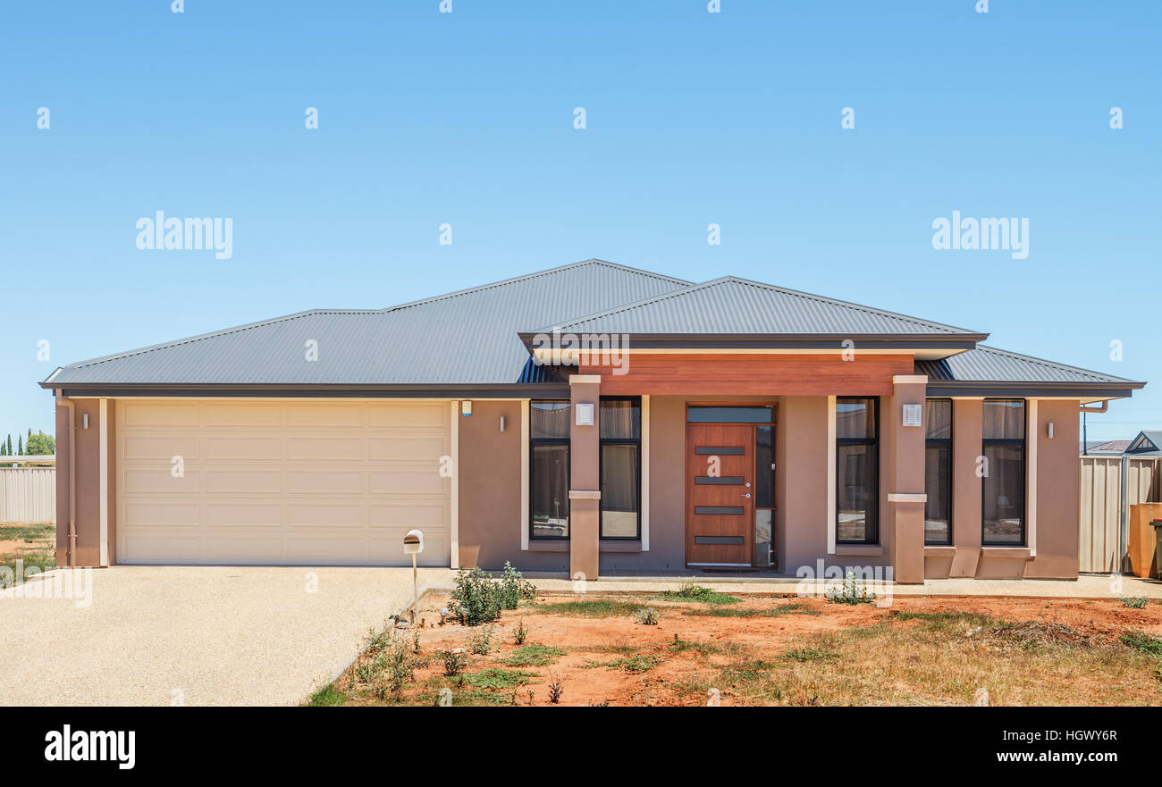 Typische Fassade des neuen Vorstadthaus mit nicht angelegten Vorgarten Stockfoto