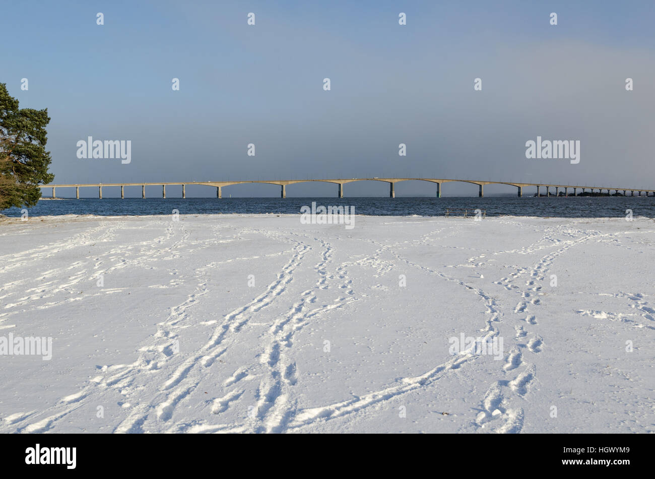 Der schwedische Öland Brücke verbindet die Insel Öland mit Festland Schweden, in einer Winterlandschaft Stockfoto