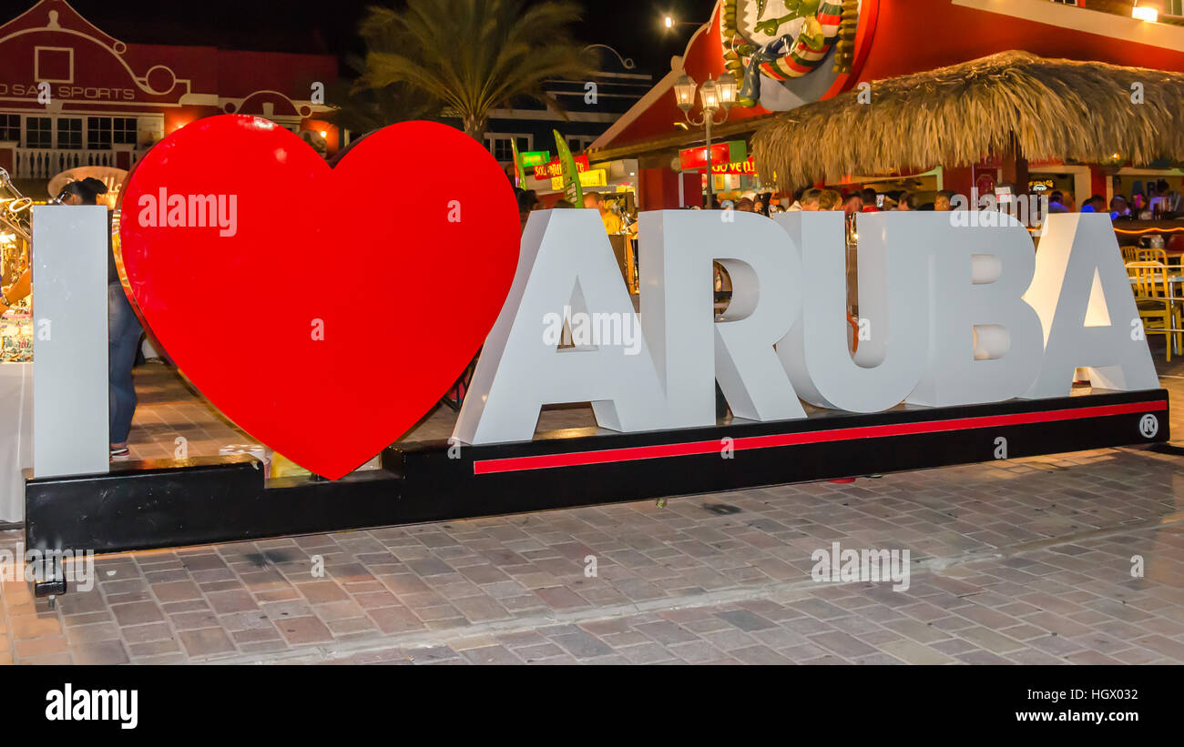 Aruba, Karibik - 27. September 2012: Ich liebe Aruba Schild neben den Straßenmarkt Stores in Aruba-Insel in der Karibik Stockfoto