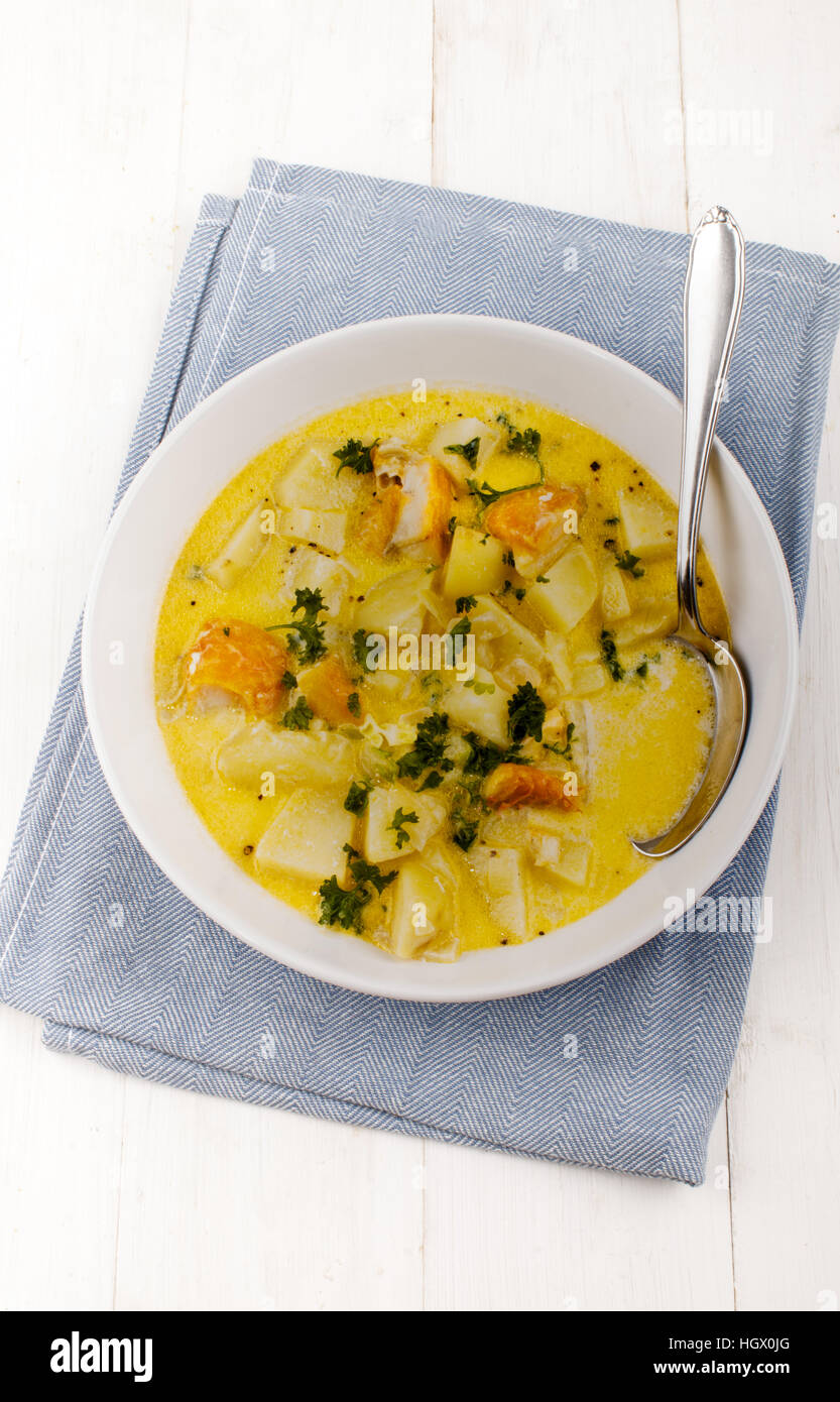 schottische Fischsuppe mit Kartoffeln, Petersilie und geräucherten Schellfisch Stockfoto