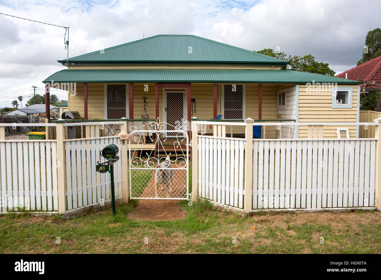 Typische Arbeitnehmer Cottage, Queensland. Eine historische Arbeitnehmers Hütte gemacht in der Regel Wetterschenkel und ein Wellblechdach. Stockfoto