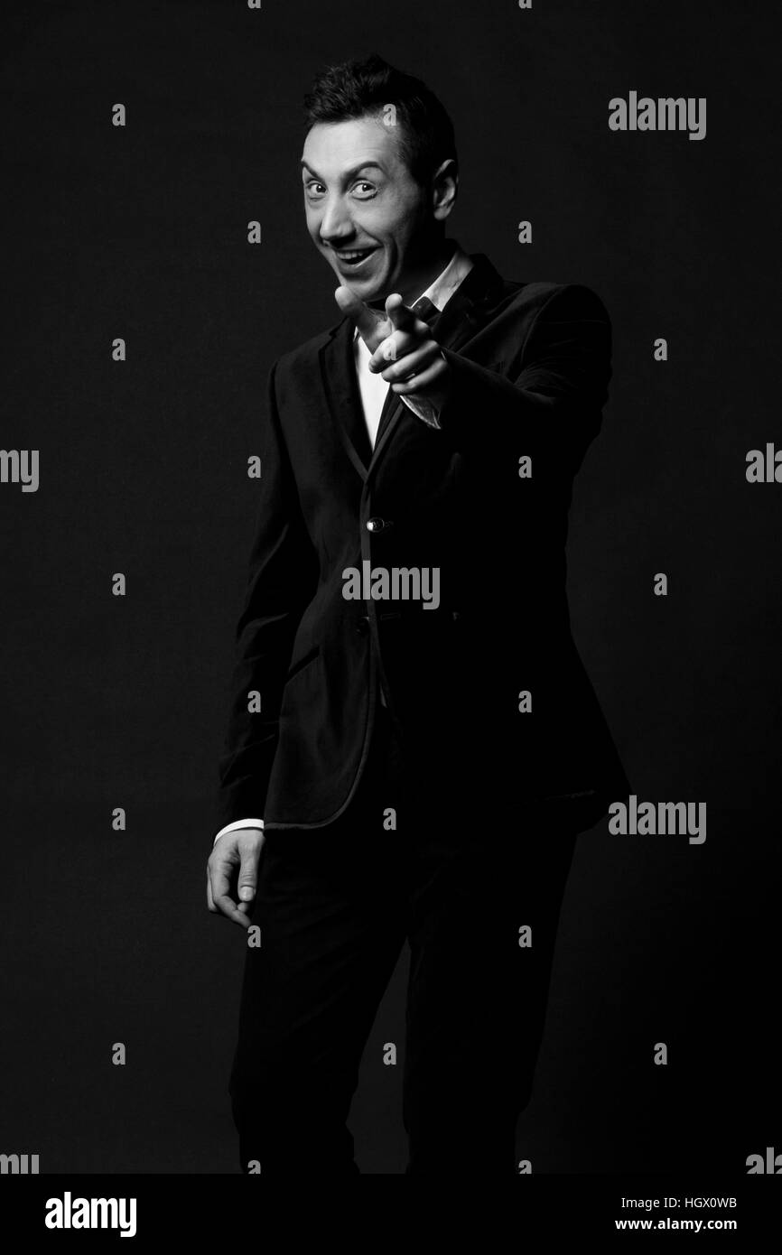 Portrait der Mann in den Dreißigern auf schwarzem Hintergrund Stockfoto