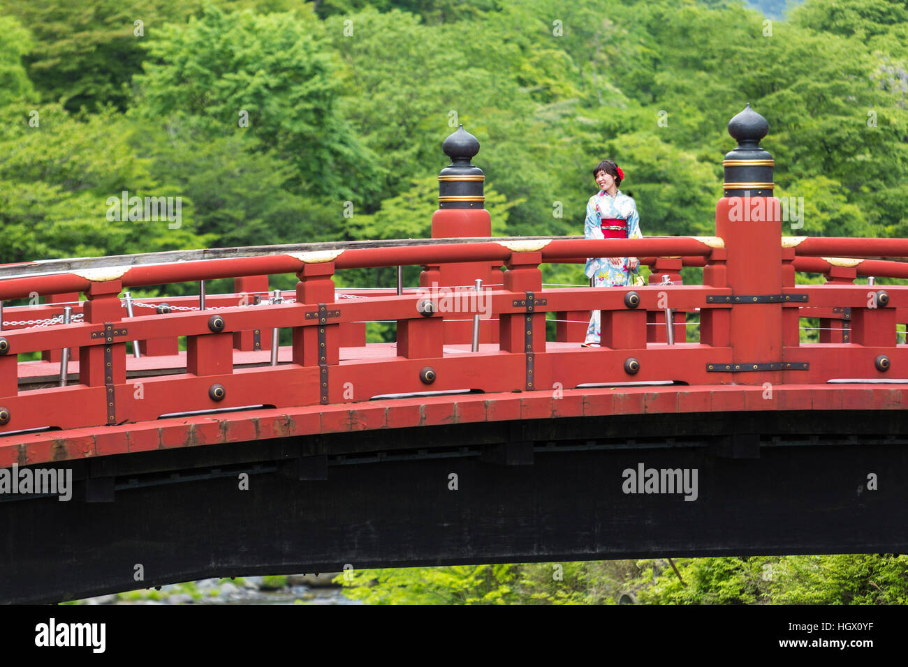Geisha-gekleidete Frau der roten Brücke, Nikko, Japan. Stockfoto
