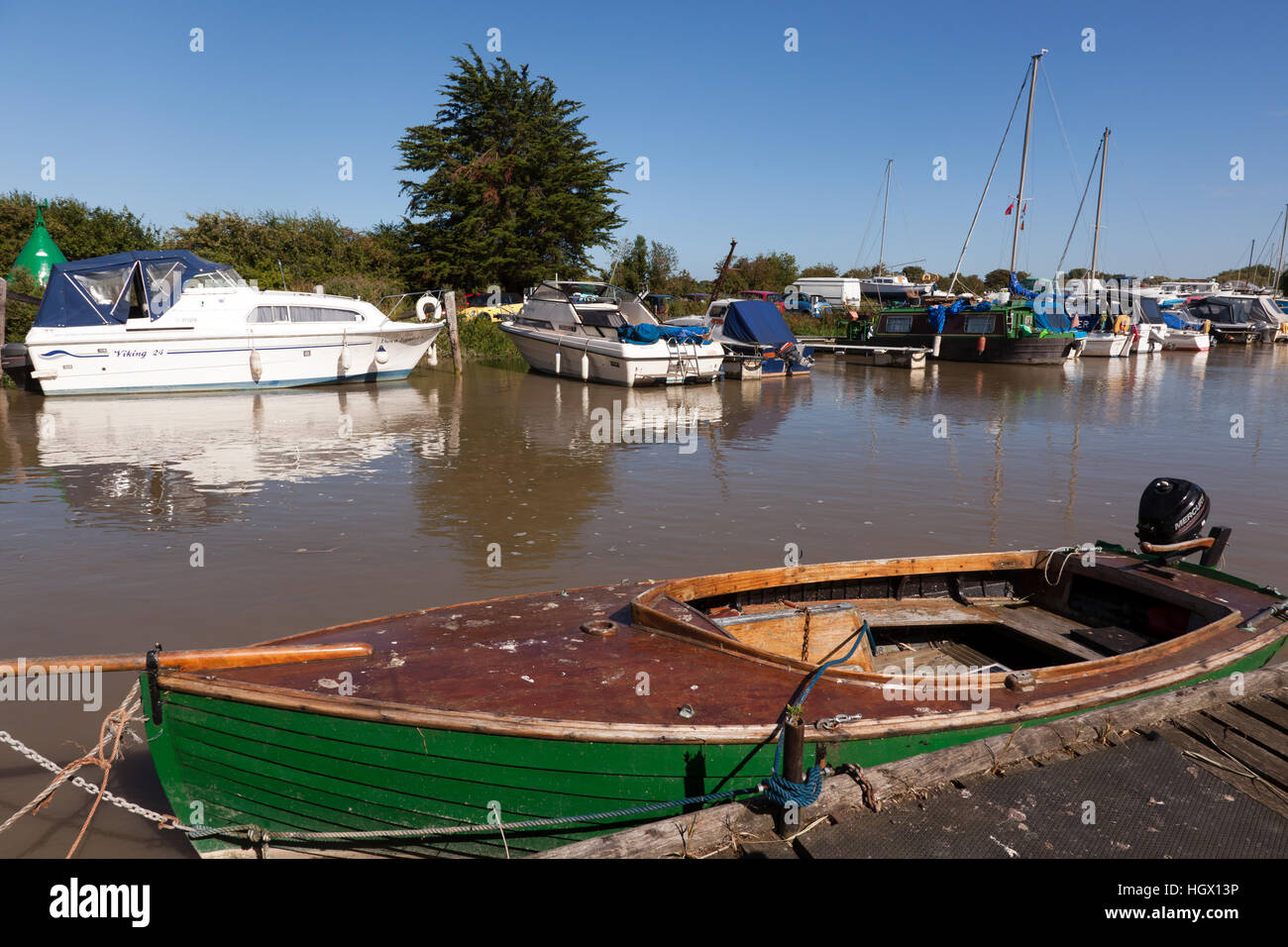 Boote vertäut am Fluss Stour im Sandwich, Strand Street, in der Nähe der Gazen Salze Spielgelände, Kent. Stockfoto