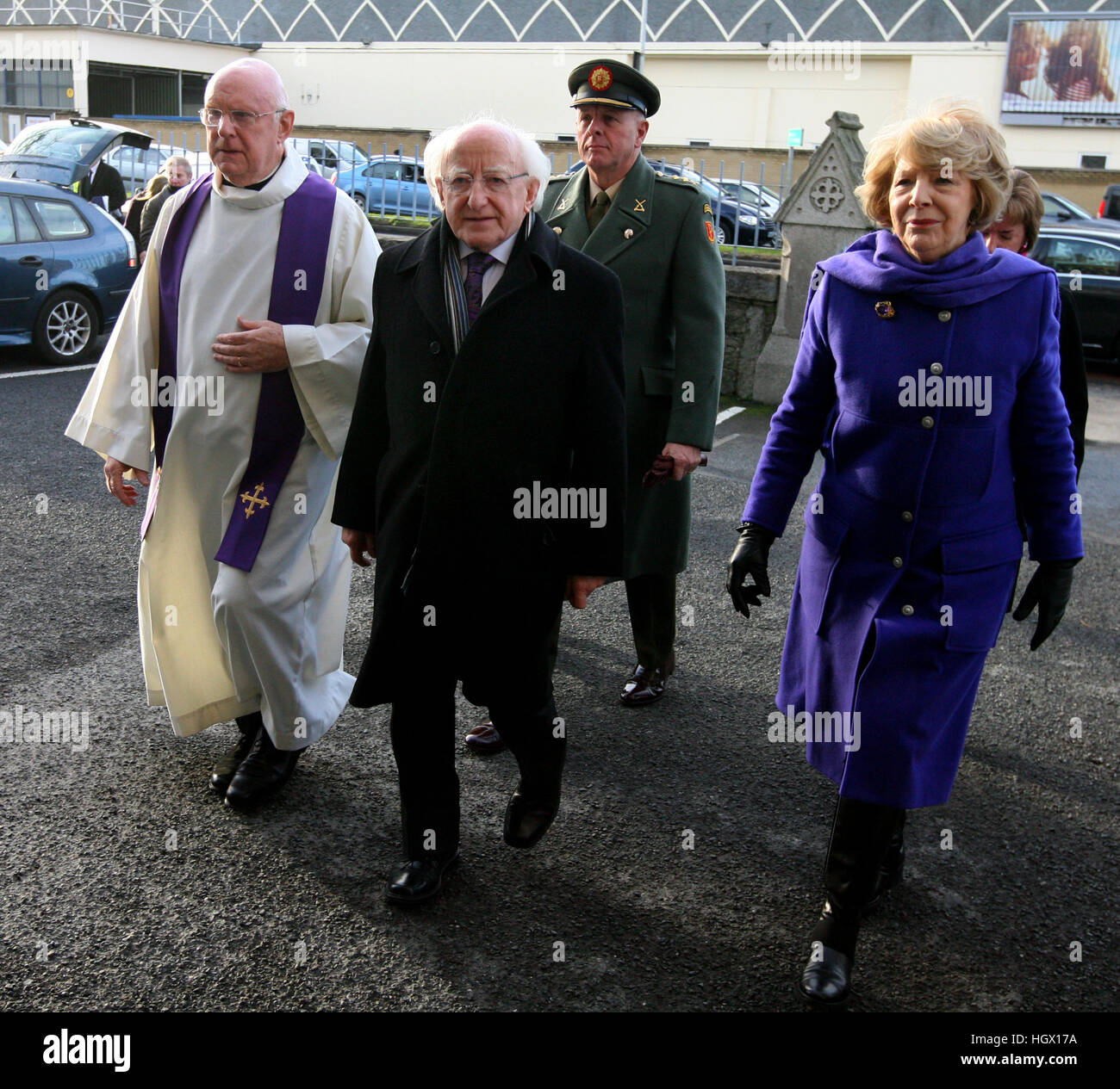 Präsident Michael D Higgins und seine Frau Sabina kommen bei der Totenmesse von renommierten Beamter TK Whitaker, der Architekt des modernen Irland, an der Kirche des Heiligsten Herzens Jesu in Donnybrook, Dublin genannt. Stockfoto