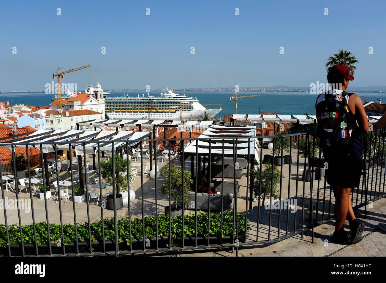 Unabhängigkeit der Meere Kreuzfahrtschiff an Santa Apolonia Passenger terminal, Igreja de Santo Estevao Kirche, Lissabon, Portugal Stockfoto