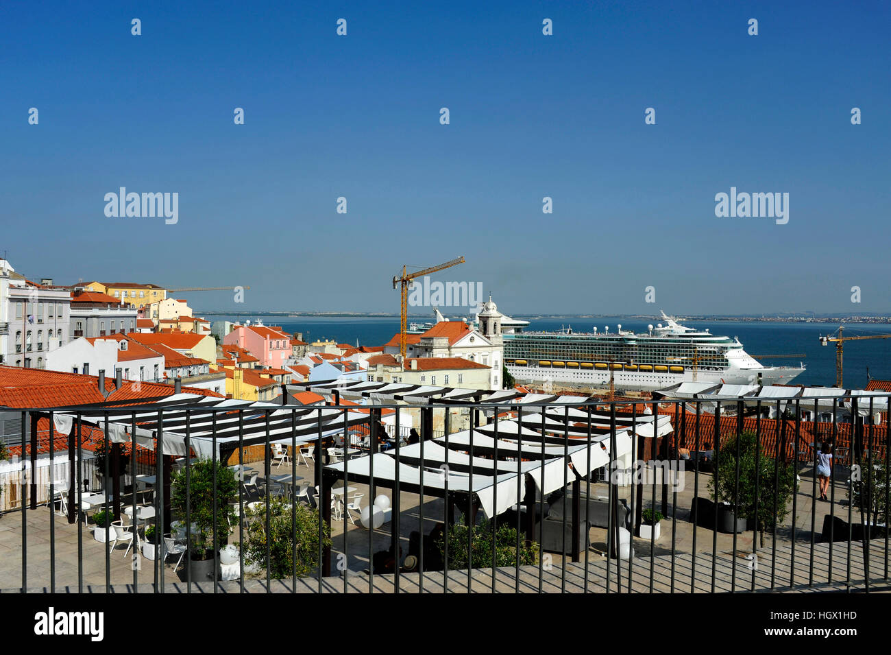 Unabhängigkeit der Meere Kreuzfahrtschiff an Santa Apolonia Passenger terminal, Igreja de Santo Estevao Kirche, Lissabon, Portugal Stockfoto