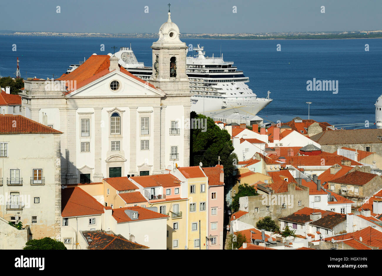 Seven Seas Explorer Kreuzfahrtschiff am Santa Apolonia Passenger terminal, Igreja de Santo Estevao Kirche, Lissabon, Portugal Stockfoto