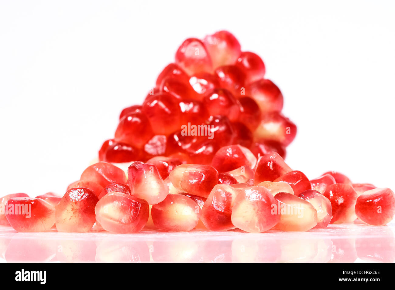 Granatapfel auf einem weißen Hintergrund Stockfoto