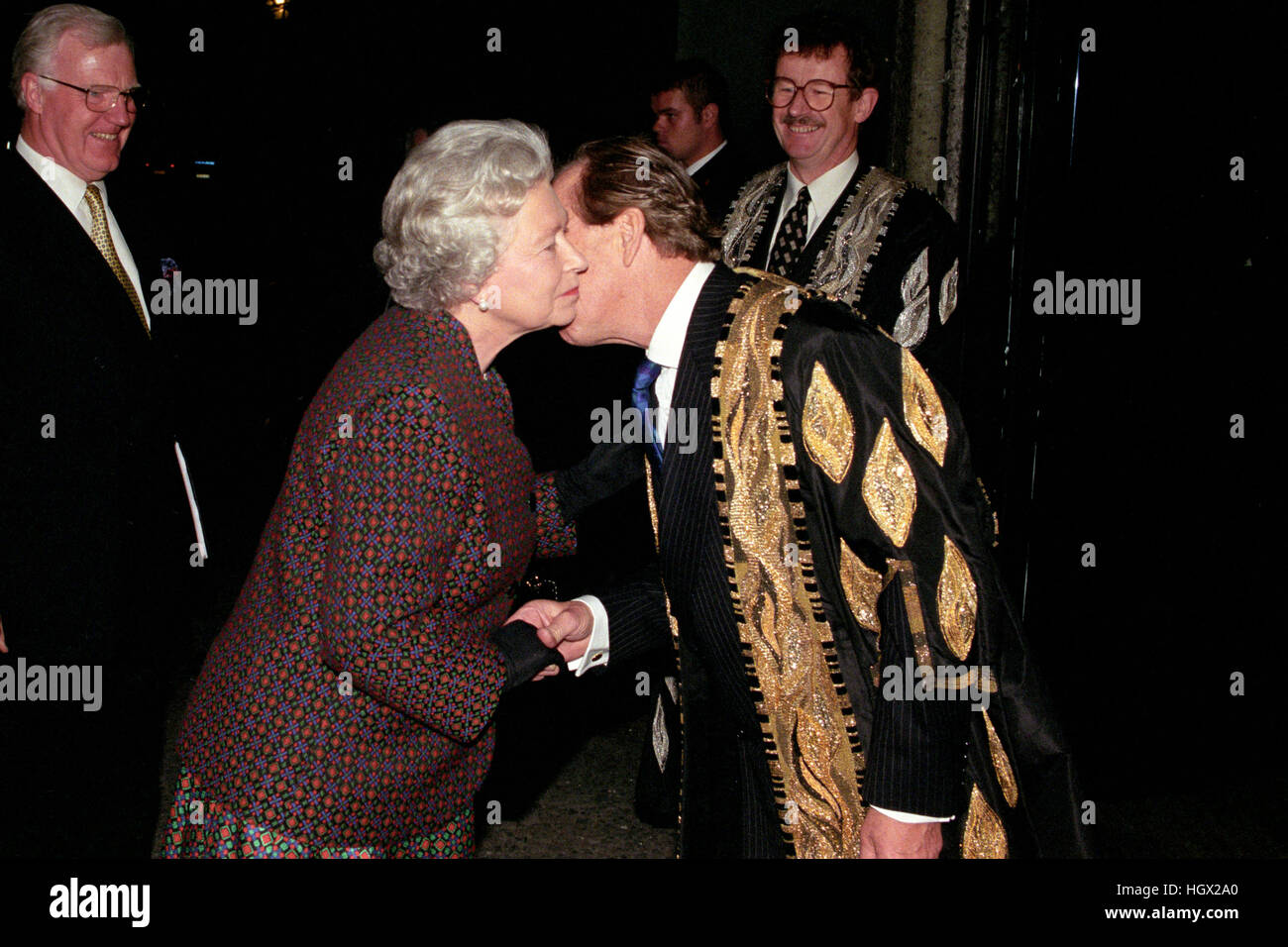 Datei Foto vom 21.10.98 von Lord Snowdon mit Königin Elizabeth II, als der ehemalige Ehemann von Prinzessin Margaret friedlich in seinem Haus am Freitag gestorben ist im Alter von 86 Jahren, sagte ein Sprecher der Familie. Stockfoto