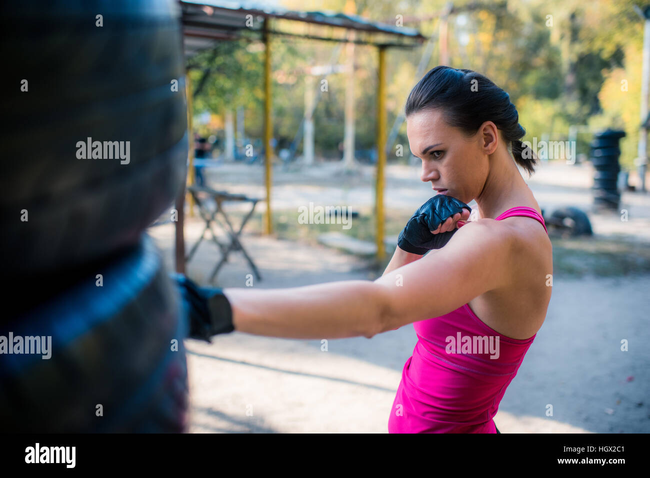 Frau Boxer Kreuz Kick im Freien arbeiten zu tun. Stockfoto