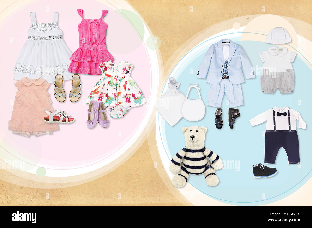Baby-Kleidung auf einem blau und rosa Hintergrund Stockfoto