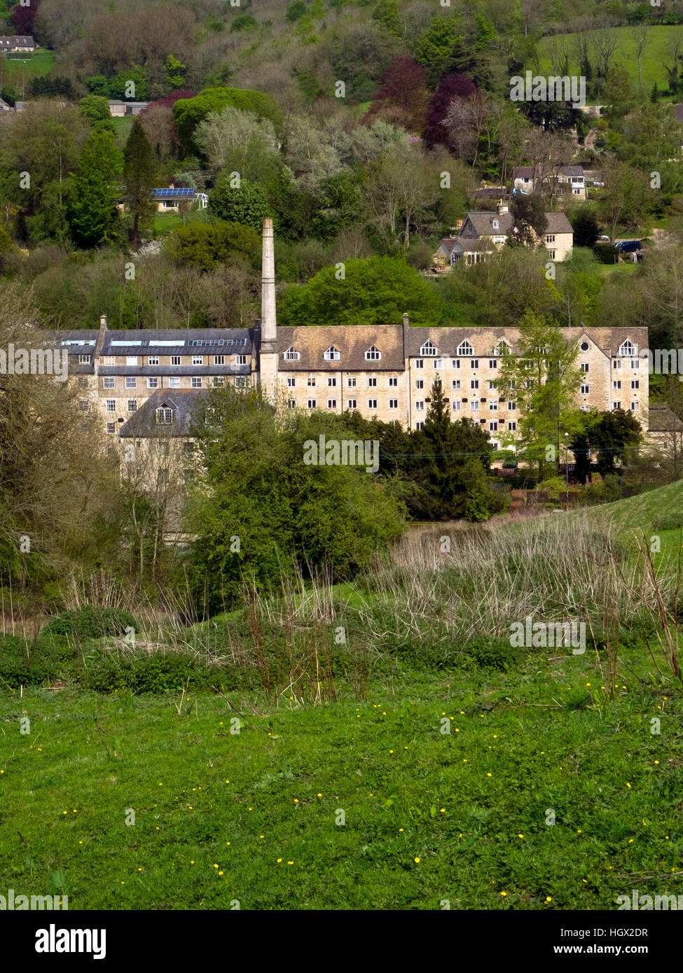 Dünkirchen Mühle, konvertiert eine große alte Mühlengebäude in einem Tal in der Nähe von Nailsworth, Gloucestershire, UK jetzt Wohnnutzung Stockfoto