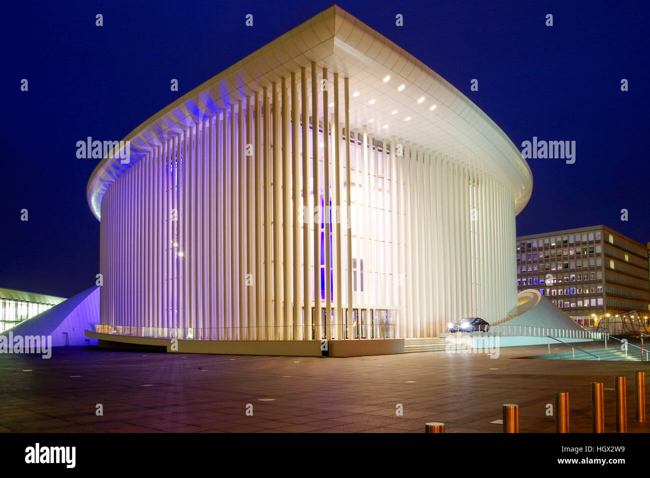 Philharmonie Luxembourg, auch bekannt als der Grande-Duchesse Joséphine-Charlotte Concert Hall in der Nacht in Luxemburg-Stadt Stockfoto