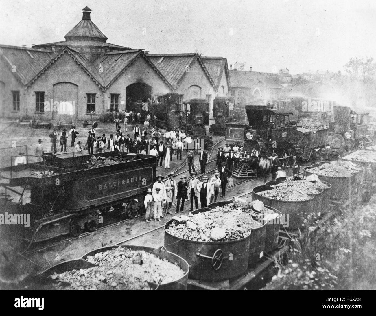 Baltimore & Ohio Railroad Geschäfte während des Bürgerkrieges. Arbeiter und Passanten werden unter einer Gruppe von Camelback Lokomotiven und ein Zug der Eisentopf Kohlenwagen (Vordergrund) gesehen. Stockfoto