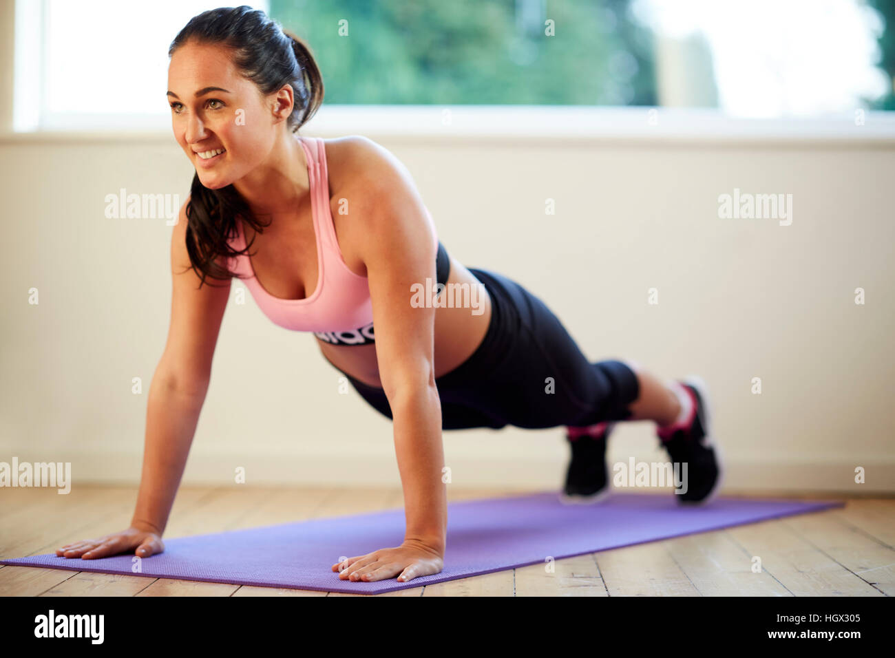 Frau Yoga zu praktizieren im Innenbereich Stockfoto