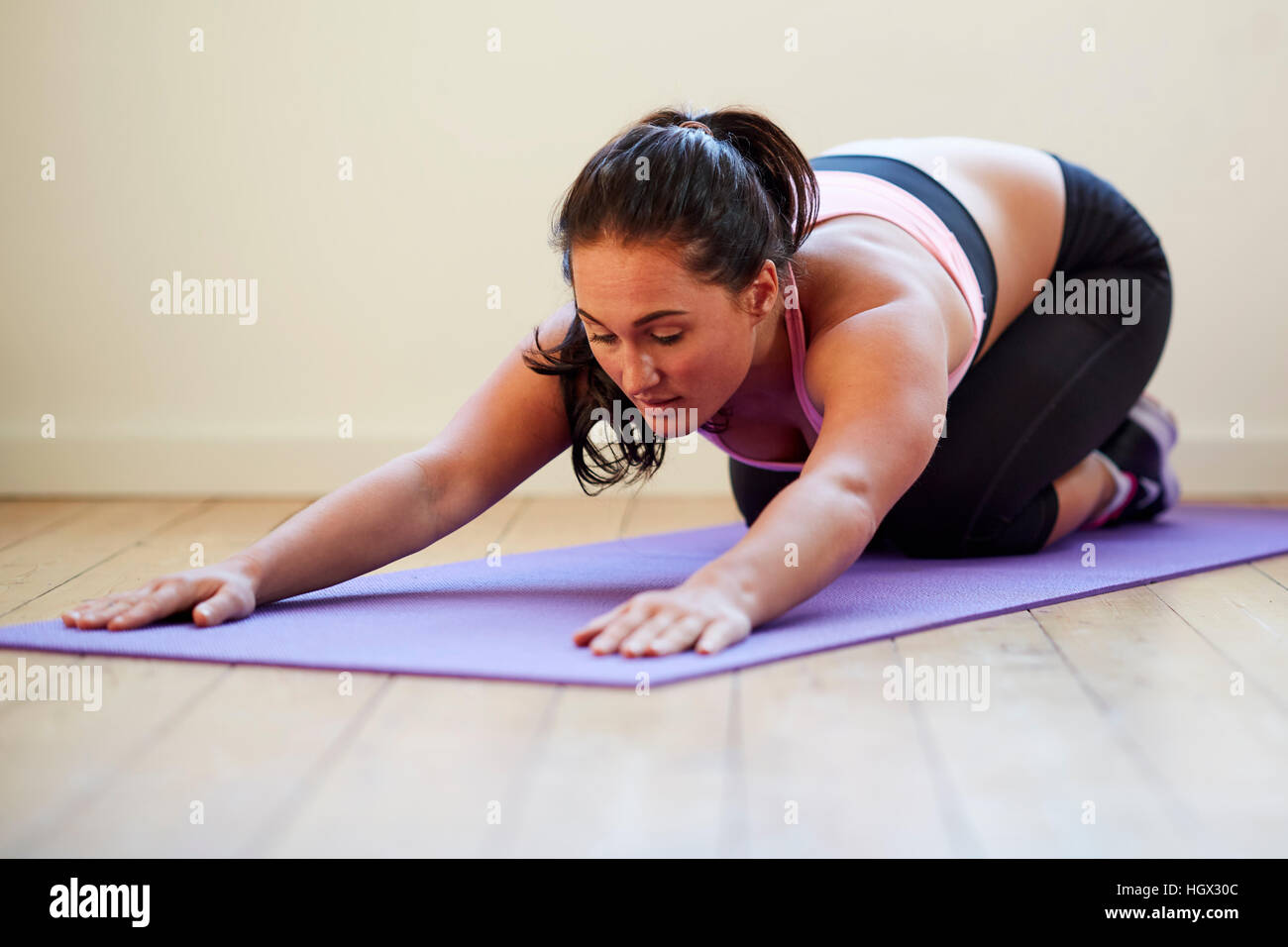 Frau Yoga zu praktizieren im Innenbereich Stockfoto