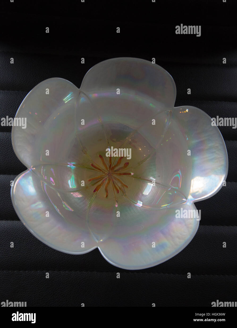 Schüssel - weiße Blume geformt Stockfoto