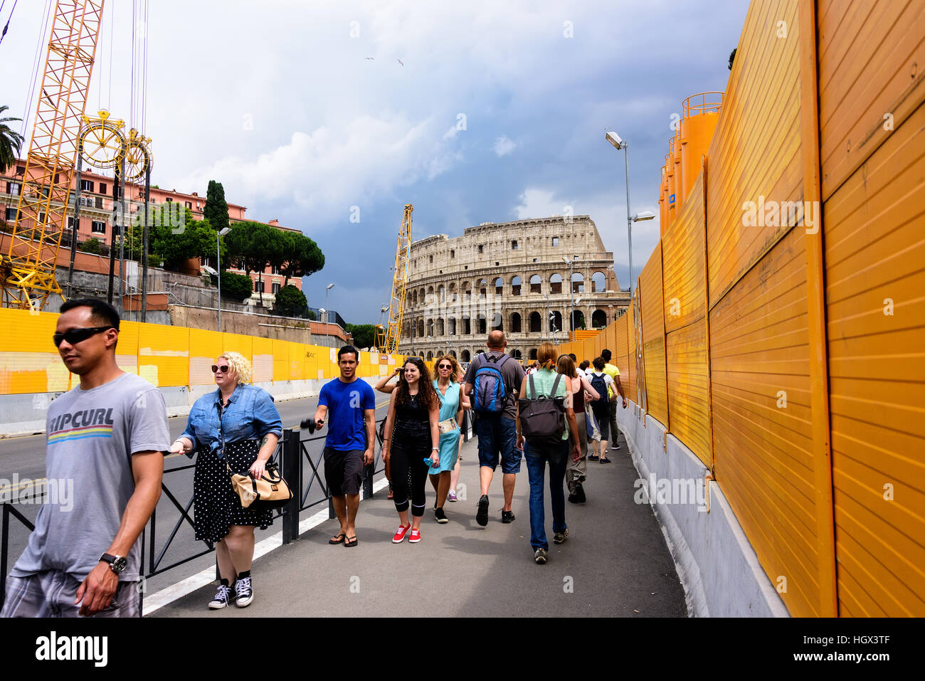 Belebte Straße voller Fußgänger in Rom, die zu den Wahrzeichen Kolosseum in Italien führt. Stockfoto