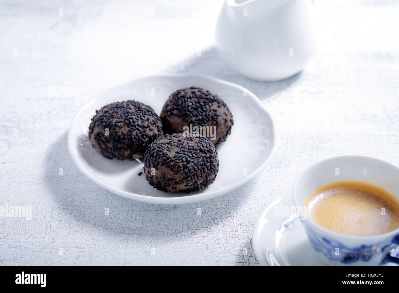 Mandel-Kekse mit Schokolade und Kaffee. Glutenfreie Mehl. Stockfoto