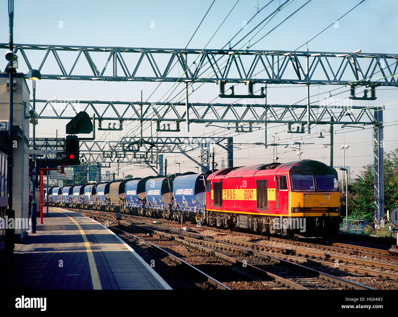Eine EWS-Klasse 60-Lokomotive Arbeiten einen Rake von leeren aggregierte Wagen in Stratford in East London. 17. September 2003. Stockfoto