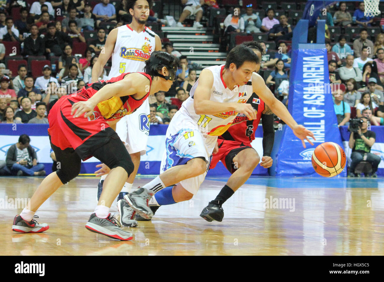 Chris Tiu von Regen oder Sonnenschein fährt vorbei an Alex Cabagnot und Chris Ross von San Miguel. (Foto von Dennis Jerome Acosta/Pacific Press) Stockfoto