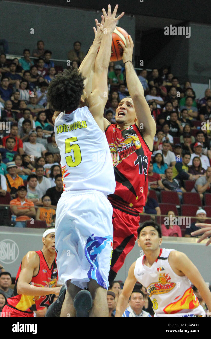 Regen oder Shine es Gabe Norwood verteidigt ein Schuss getroffen von Marcio Lassiter von San Miguel. (Foto von Dennis Jerome Acosta/Pacific Press) Stockfoto