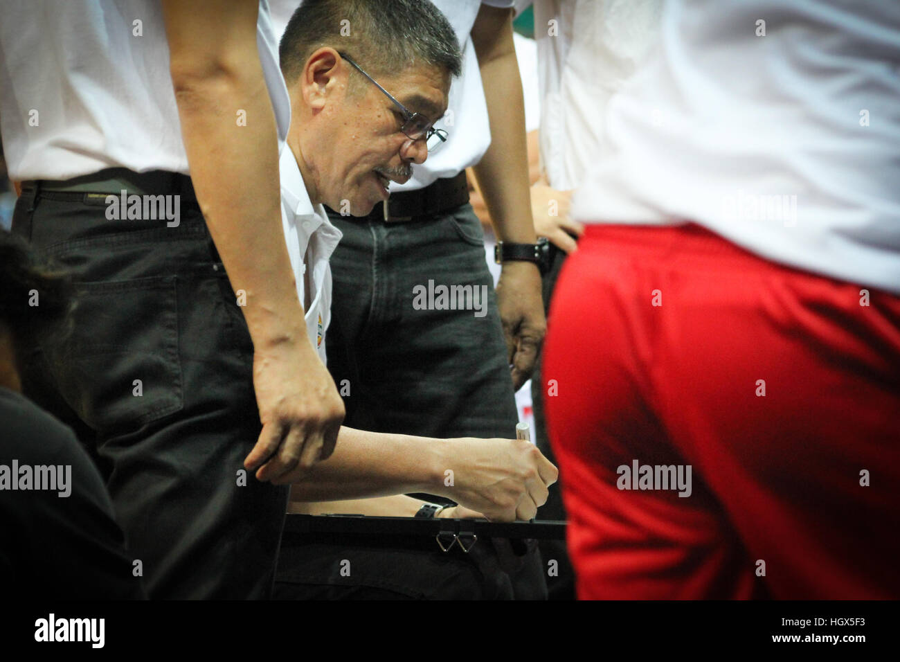 Trainer Leo Austria von San Miguel entwirft ein Theaterstück im zweiten Quartal ihr Spiel gegen Regen oder Sonnenschein (Foto von Dennis Jerome Acosta/Pacific Press) Stockfoto