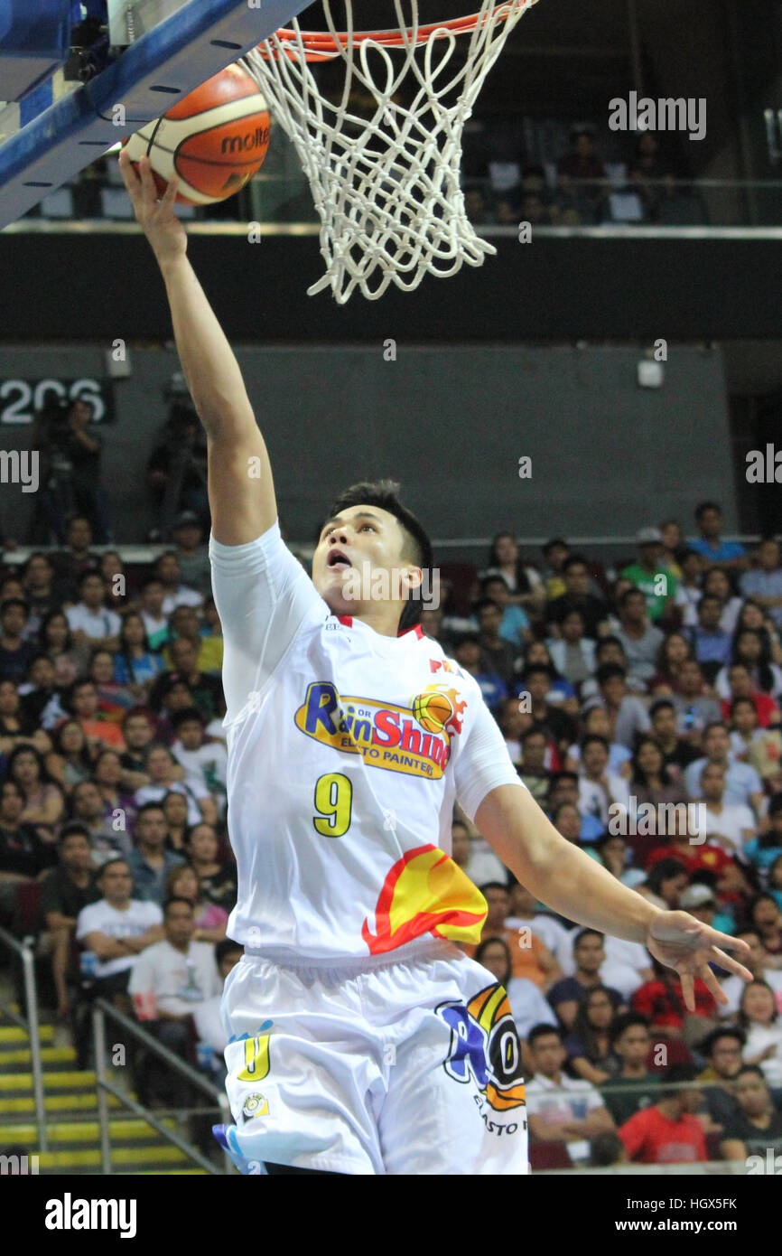 Regen oder Shine es Jericho Cruz bricht für eine offene Layup während ihrer Basketball Spiel gegen San Miguel. (Foto von Dennis Jerome Acosta/Pacific Press) Stockfoto