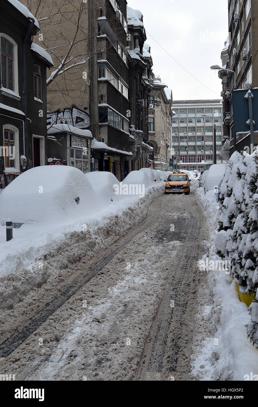 Bukarest, Rumänien - 11. Januar 2017: egal wie viel Schnee mit Autos begraben, das Dacia Taxi durchkommt. Stockfoto