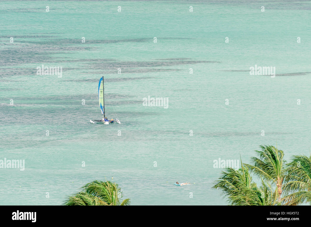 Aruba, Karibik - 26. September 2012: Segelyachten in einem blauen Karibik Insel Aruba Stockfoto