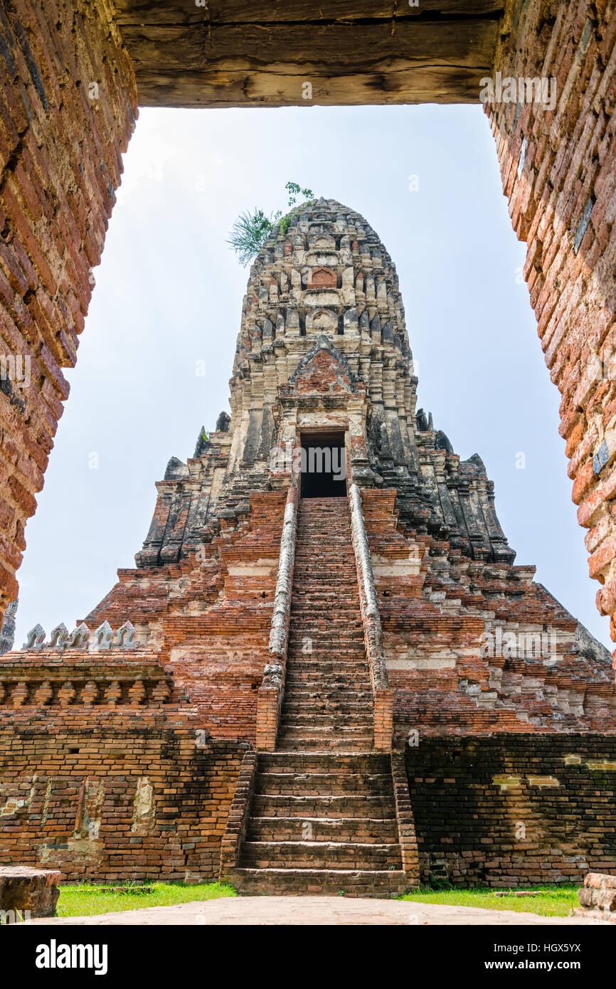 Große alte Pagode Blick durch den Türrahmen von Wat Chaiwatthanaram ist buddhistische Tempel, berühmten und wichtigen touristischen Attraktion religion Stockfoto