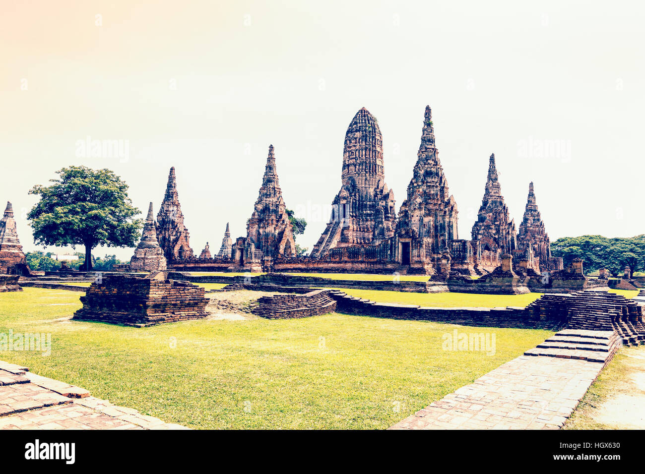 Vintage-Stil, Wat Chaiwatthanaram ist alte buddhistische Tempel, berühmten und wichtigen touristischen Attraktion religiöse von Ayutthaya Historical Park Stockfoto