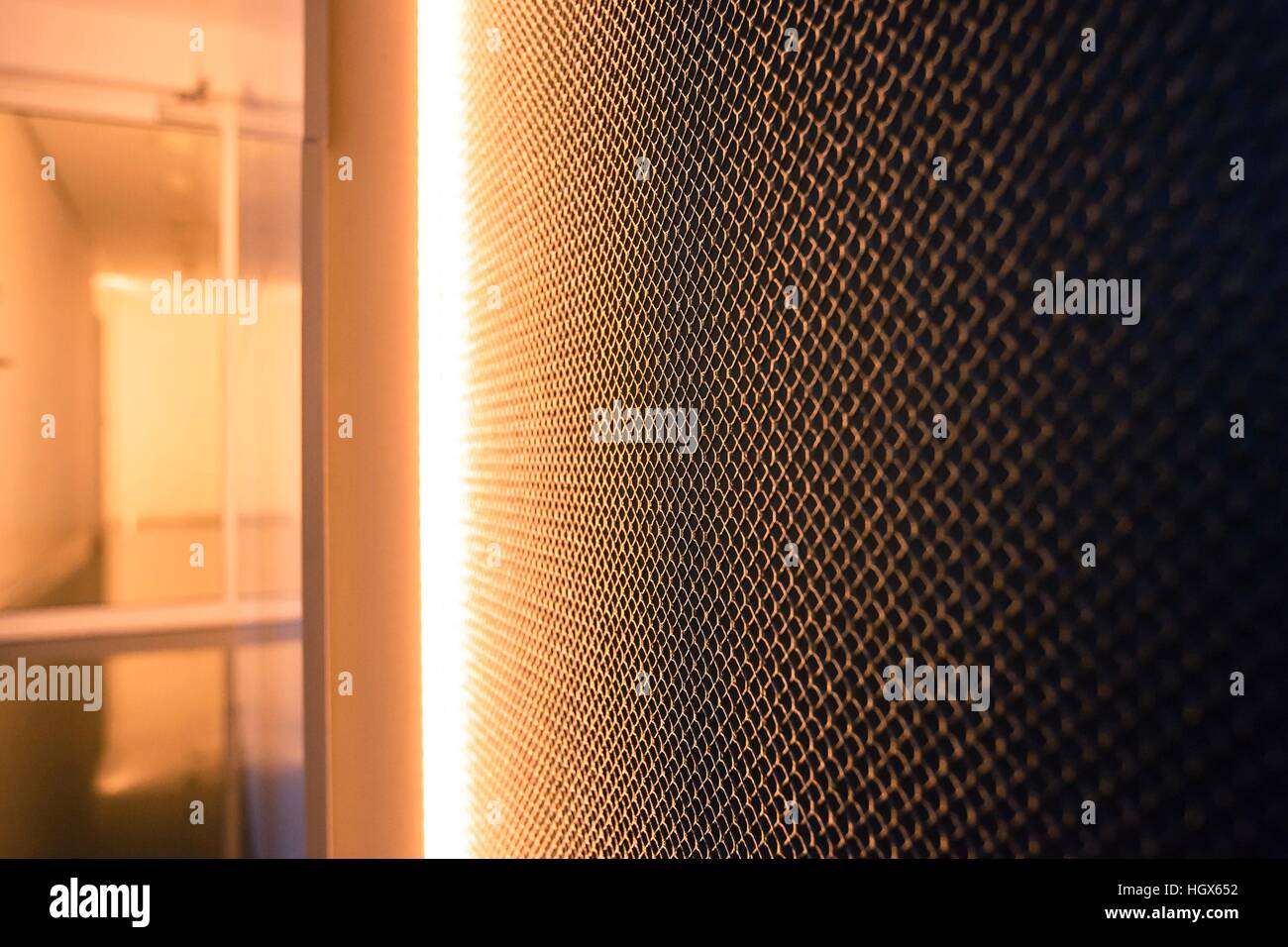 Moderne Wohnung mit einer großen Menge von zusätzlichen Glas, Holz. Alle Ausrüstung-Materialien von höchster Qualität, präzise Ausführung jedes Detail. Stockfoto