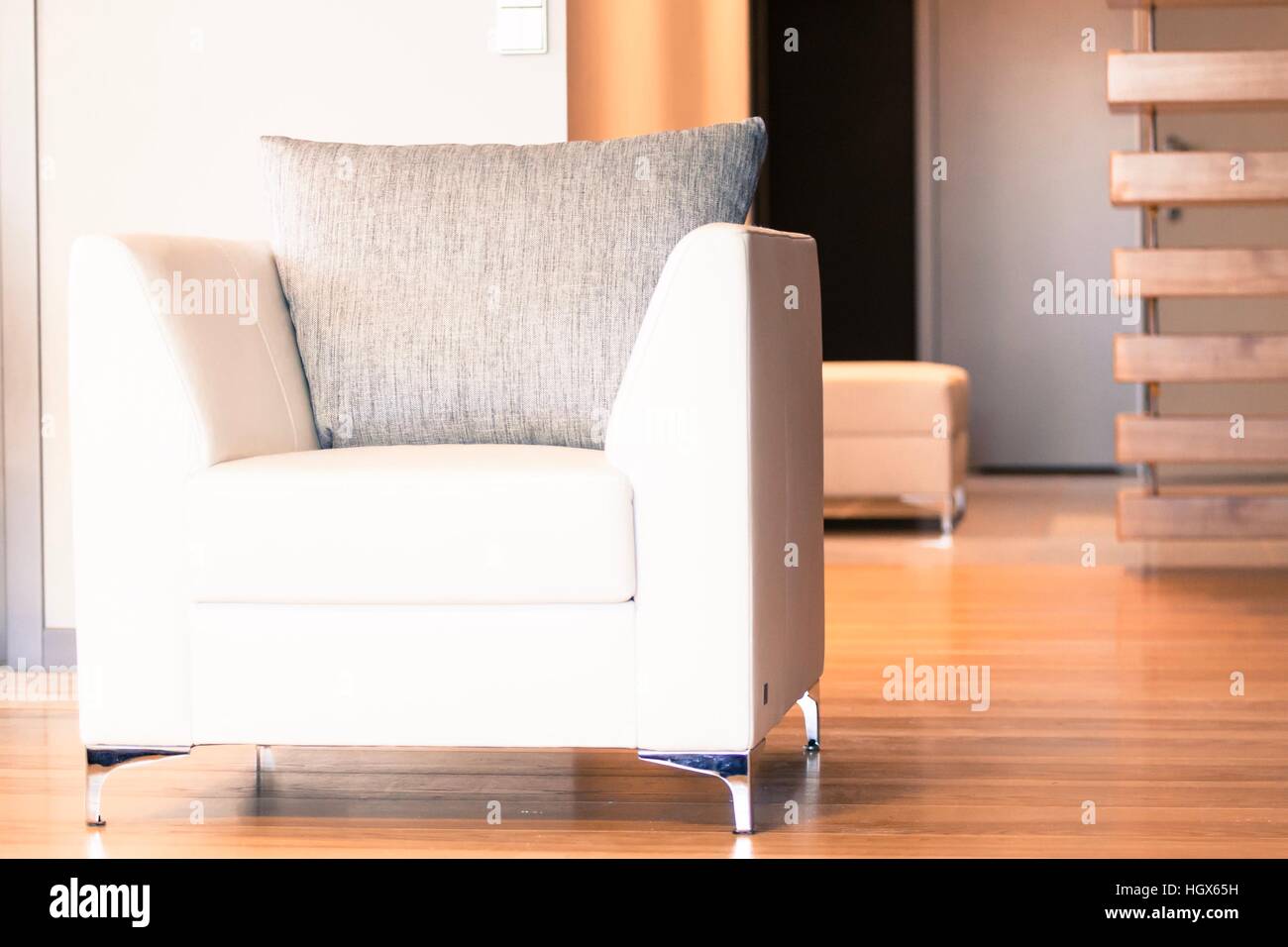 Moderne Wohnung mit einer großen Menge von zusätzlichen Glas, Holz. Alle Ausrüstung-Materialien von höchster Qualität, präzise Ausführung jedes Detail. Stockfoto