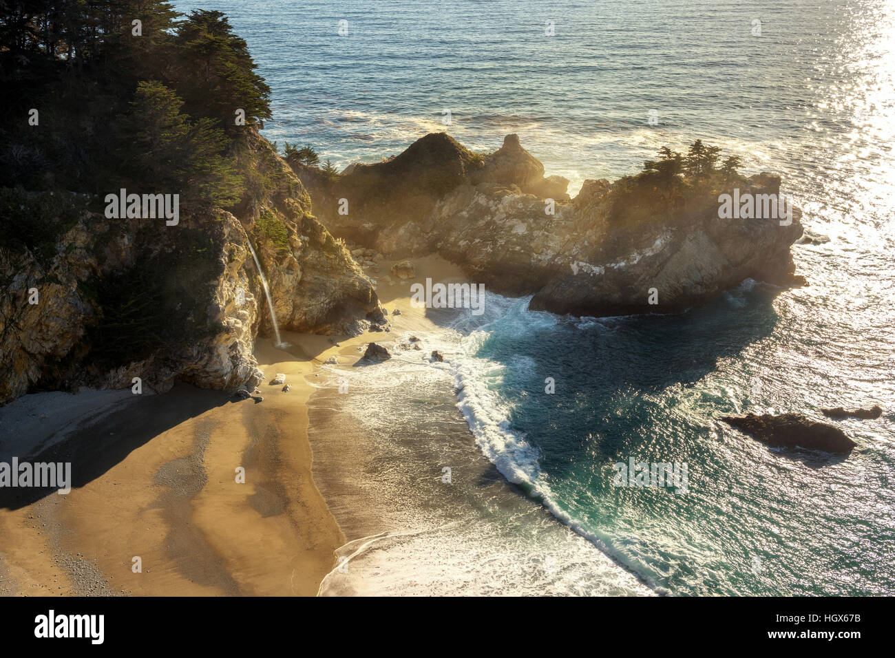 Späten Nachmittag Umgebung McWay Falls in Big Sur, Kalifornien. Pazifik-Küste. Wasser Herbst ins Meer gießen. Stockfoto