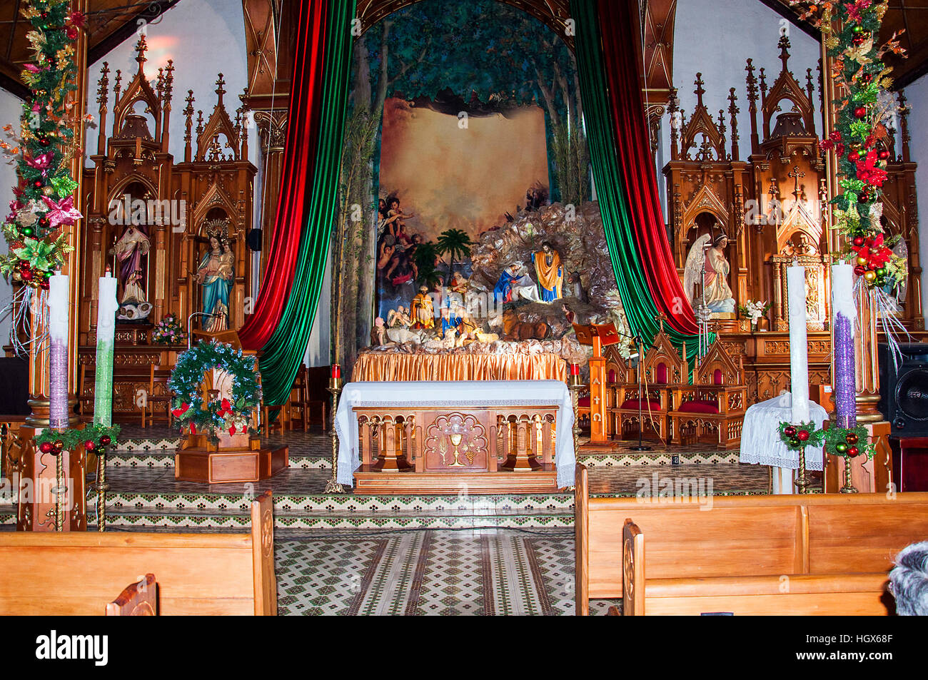 innere Bilder der Kirche unserer lieben Frau Carmen in Guatape, Medellin, Kolumbien Stockfoto