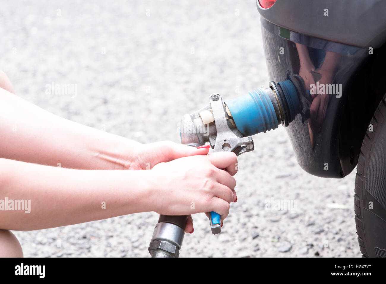 Auto an Tankstelle mit Kraftstoff gefüllt Stockfoto