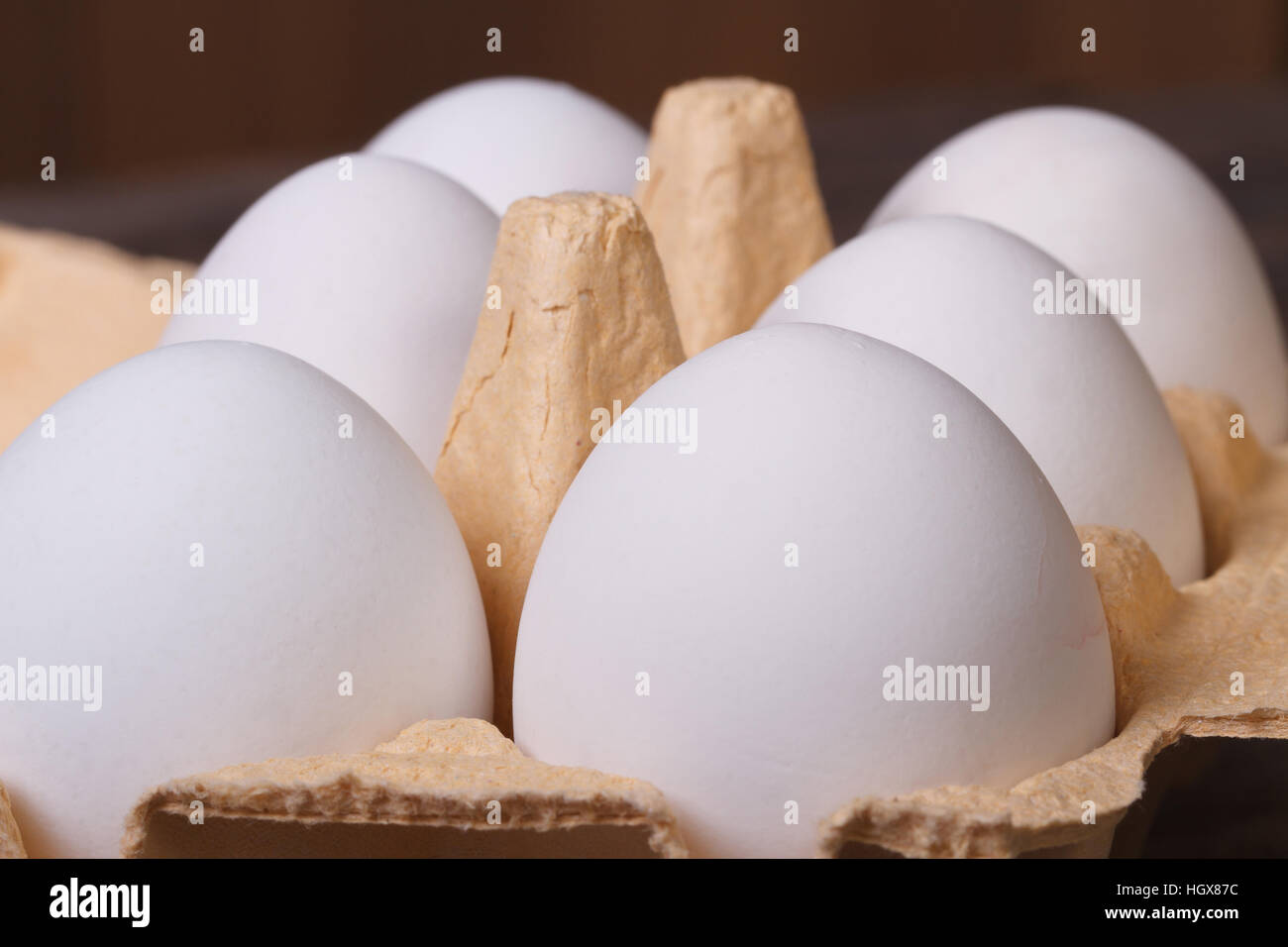 Weiße Hühnereier in einem Fach-Makro. horizontale Stockfoto