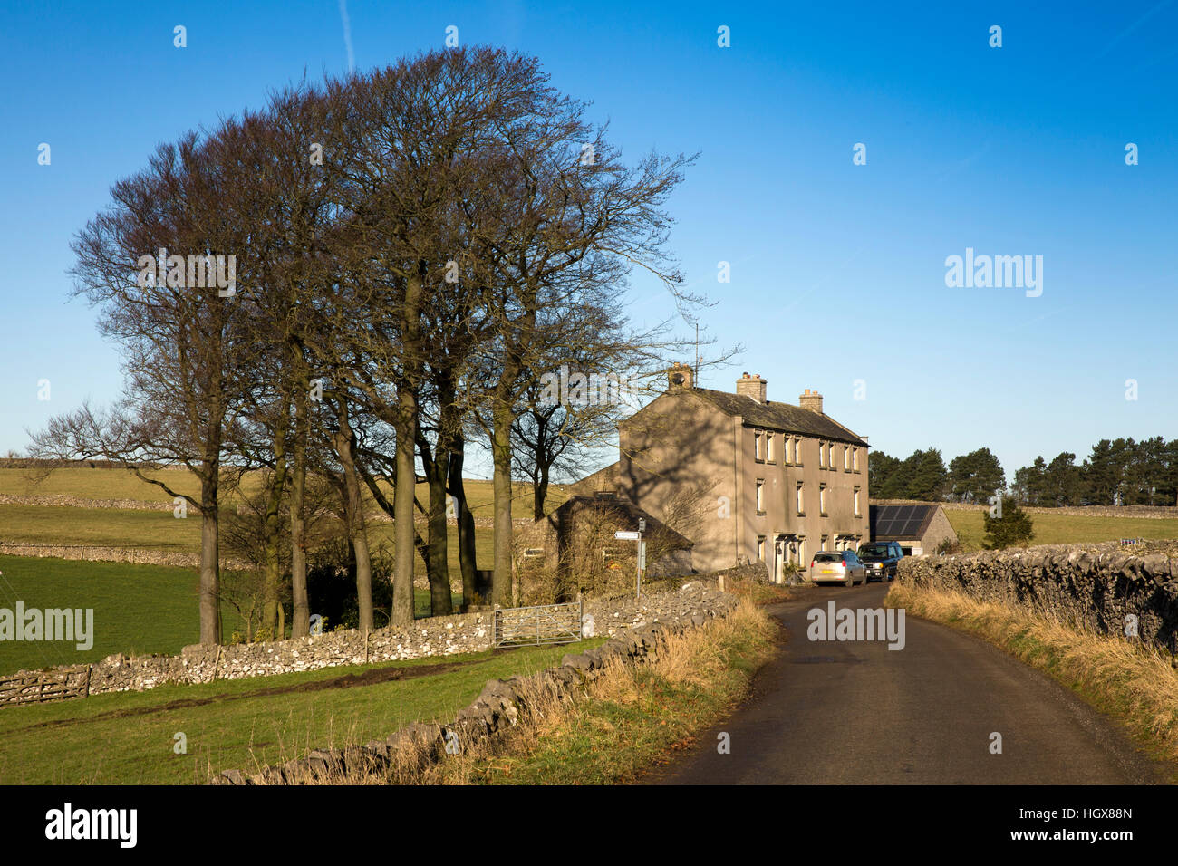 Großbritannien, England, Derbyshire, Cressbrook, Bottomhill Straße, neue Häuser an Kreuzung mit Littonslack road Stockfoto