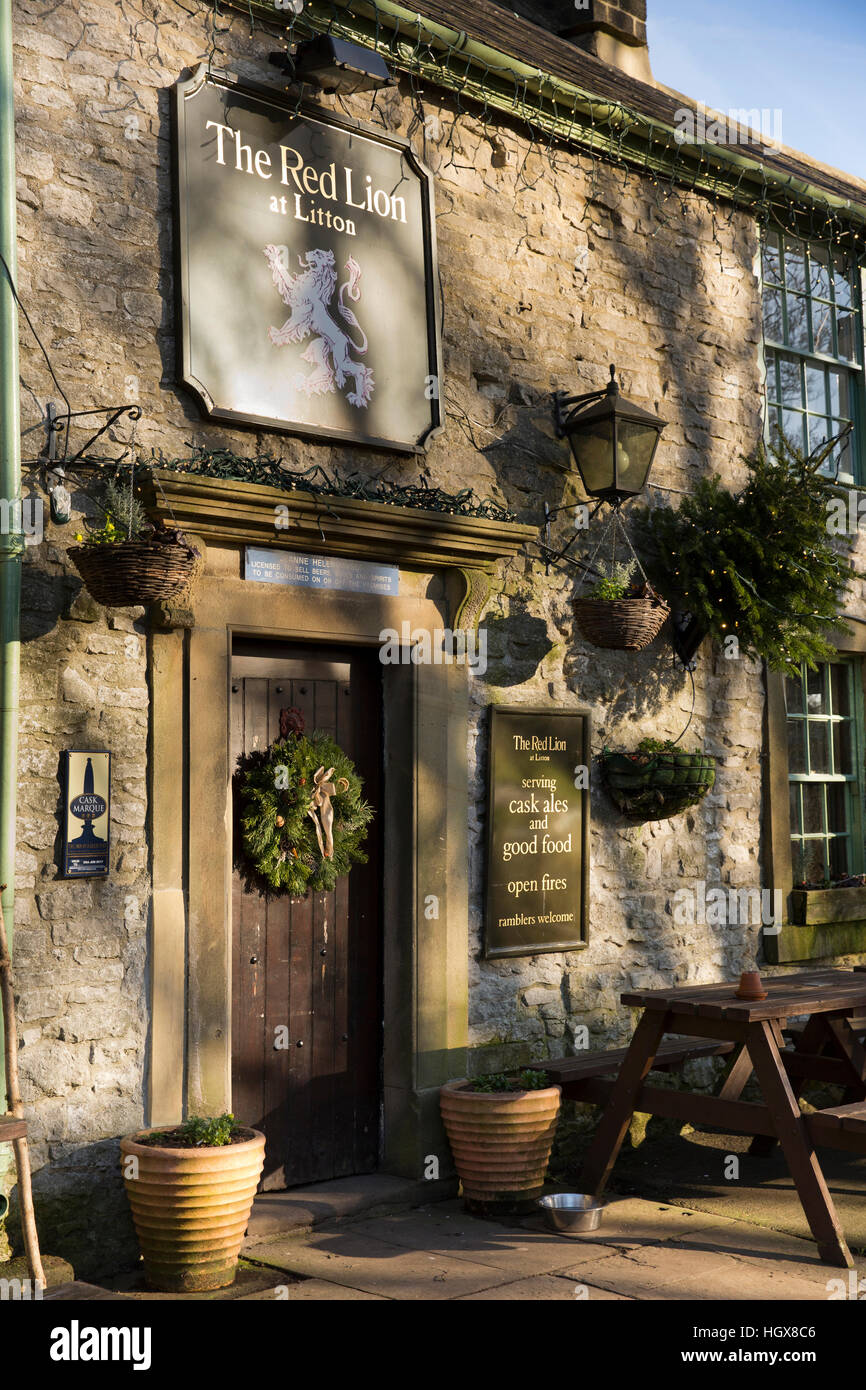 Großbritannien, England, Derbyshire, Litton, Red Lion Inn im Winter mit Kranz an Tür Stockfoto