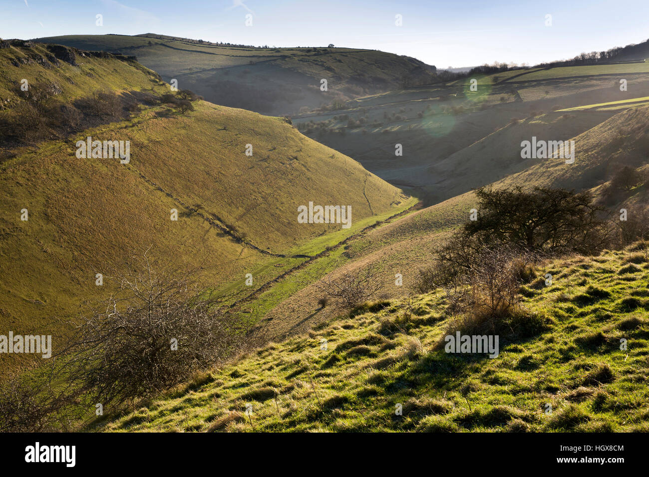 Großbritannien, England, Derbyshire, Cressbrook Dale im Winter von Litton Stockfoto