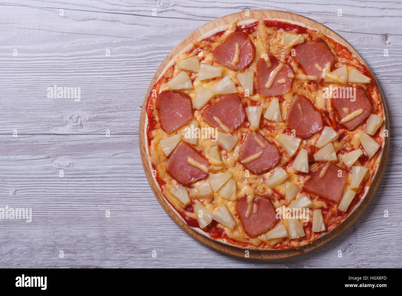 Hawaii Pizza mit Ananas und Schinken auf den Tisch. Ansicht von oben Stockfoto