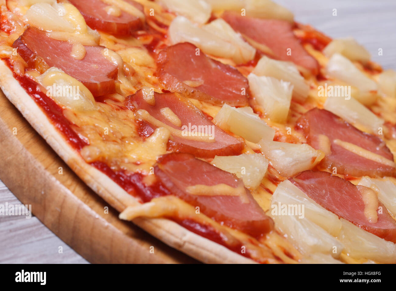 Hawaii Pizza mit Ananas und Schinken auf den Tisch. hautnah. horizontale Stockfoto