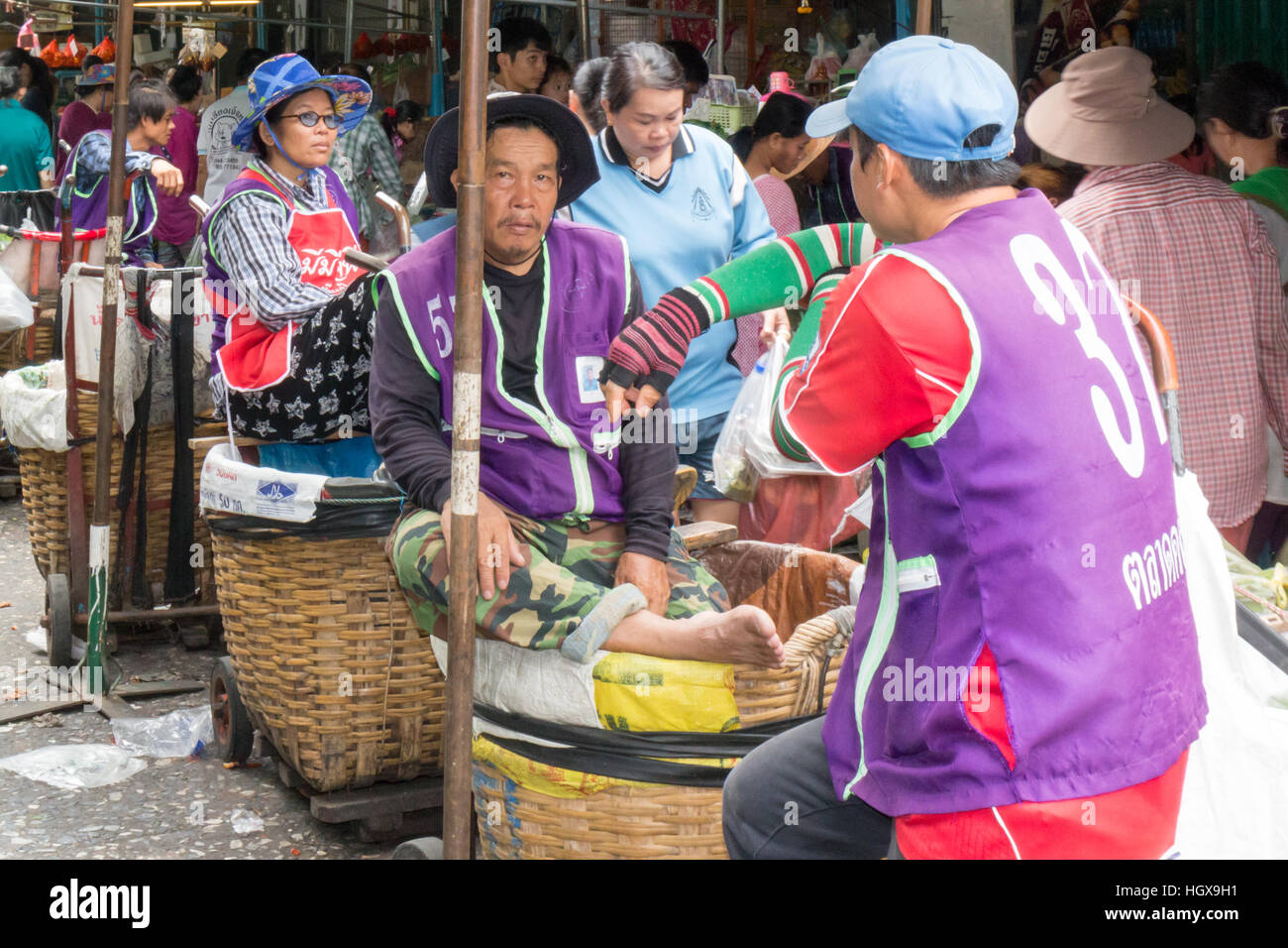 Männliche Träger auf Pak Khlong Talad Markt, Bangkok, Thailand Stockfoto