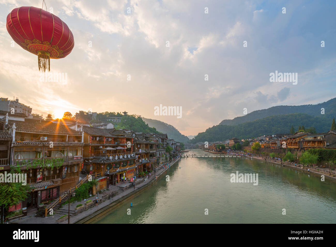 Panoramablick von Fenghuang die antike Stadt bei Sonnenaufgang, Hunan, China Stockfoto