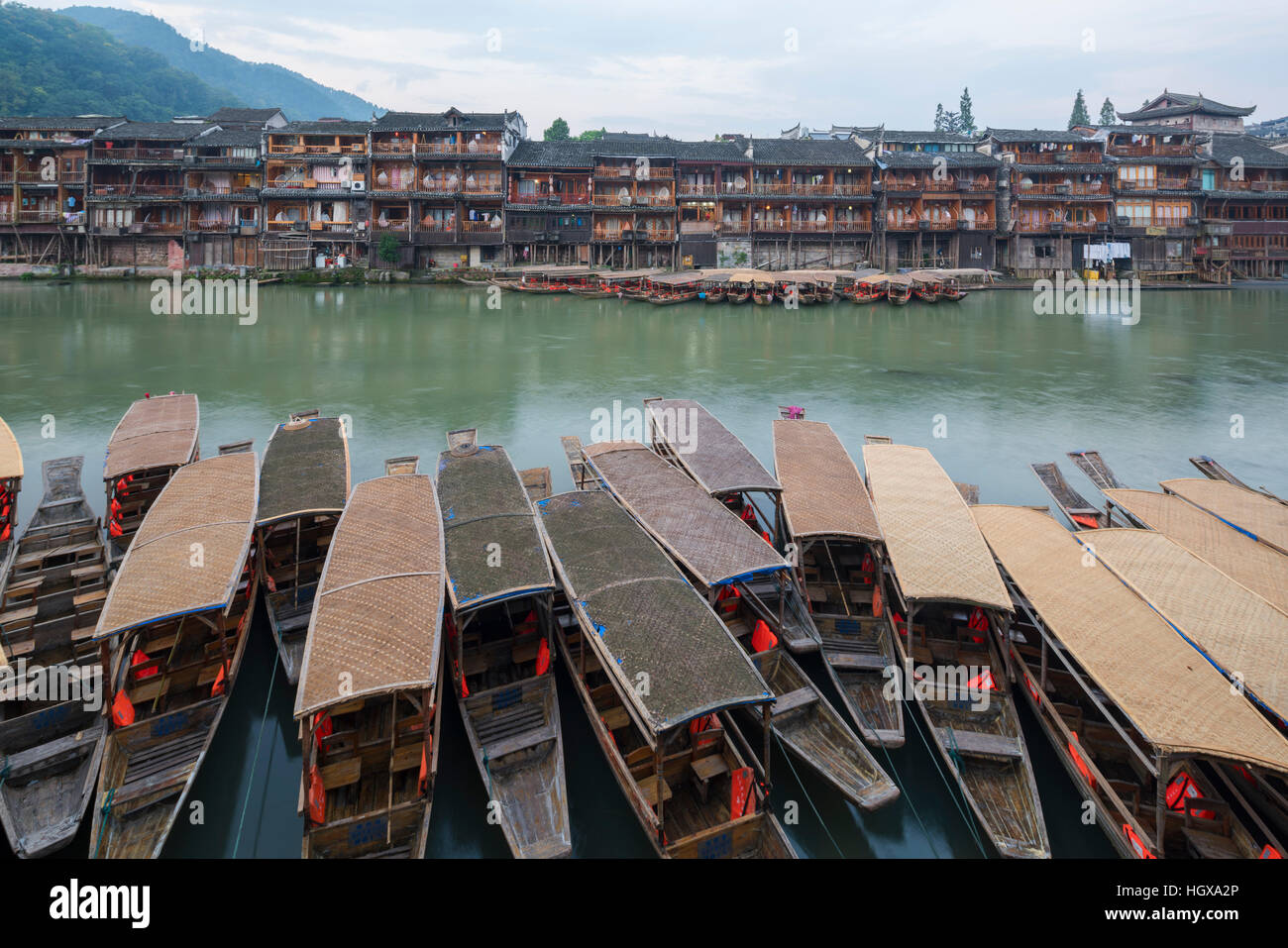 Ausflugsboote am Tuo-Fluss in die antike Stadt Fenghuang, Hunan, China Stockfoto