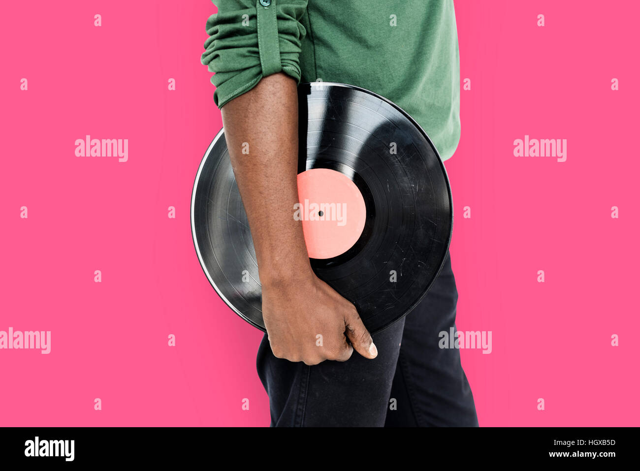 Mann hält Vinyl Retro-Konzept Stockfoto