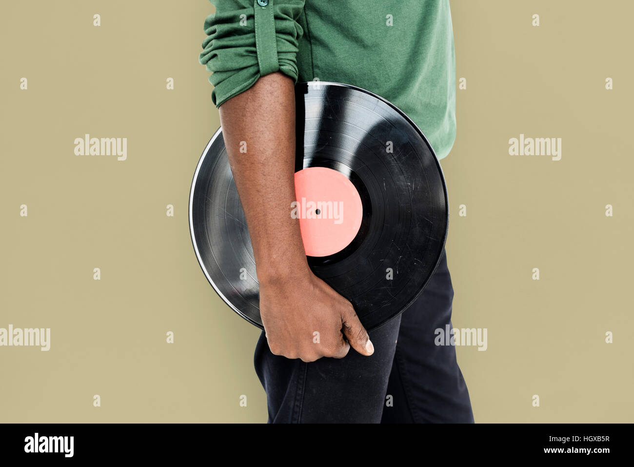 Mann hält Vinyl Retro-Konzept Stockfoto