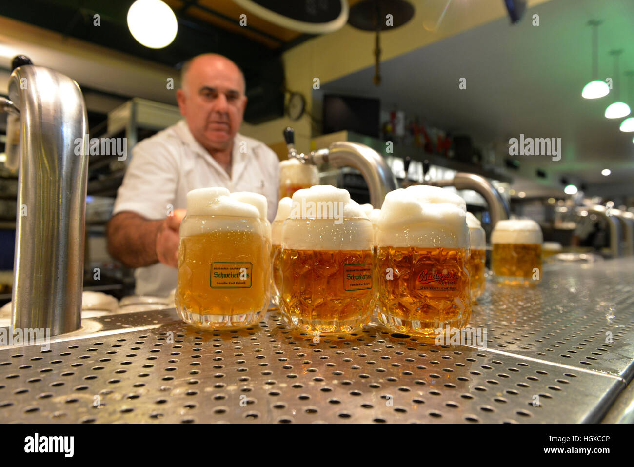 Bier, Schweizerhaus, Prater, Wien, Oesterreich Stockfotografie - Alamy